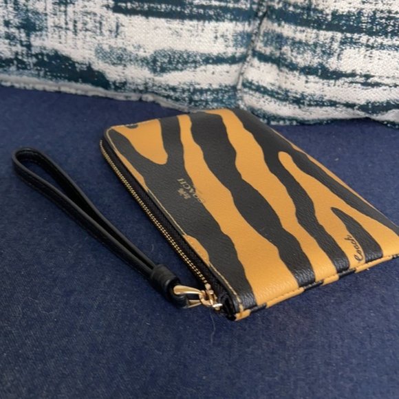Coach Corner Zip Wristlet With Tiger Print Gold/Honey/Black Multi - Picture 10 of 16
